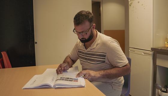 Ahmad, gevlucht uit Syrië, woont sinds een jaar in een azc en leert de Nederlandse taal_TeamUp_War Child_200810