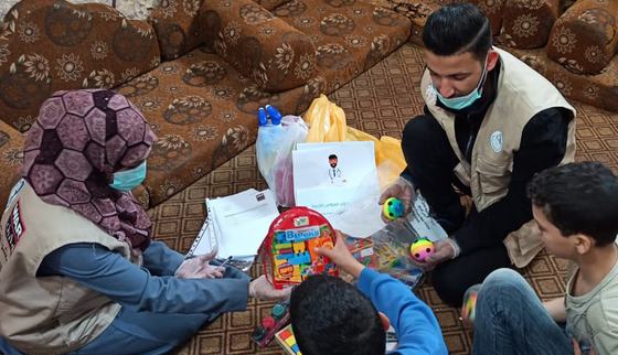 Distribution of Kits_Gaza_Explaining the usage of the psychosocial items of recipient families_War Child_200420.jpg