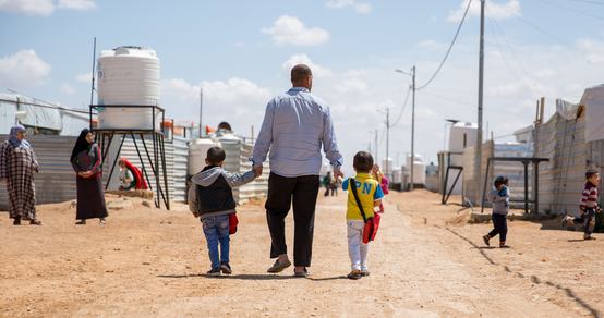 Father with his sons in a refugeecamp in Jordan_War Child Jordan_180422