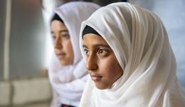 Gevlucht meisje Laila vluchtte van Syrië naar Libanon door de oorlog in het land, maar kan door het coronavirus ook in Libanon niet naar school_War Child _200802