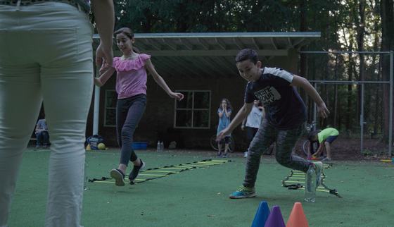 Hoessein, als kind opgegroeid in de oorlog van Syrië, telt de minuten af tot hij naar TeamUp toe mag elke week_Nederland_War Child_200810