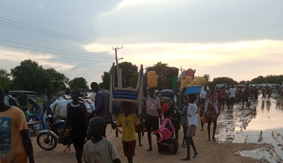 Internally Displaced People are carying everything they still have after the flood in search for a place to set up camp in South Sudan_War Child_201107.jpg