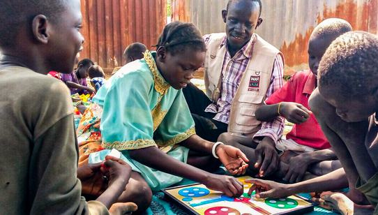 Nyagoa speelt Ludo met haar vrienden