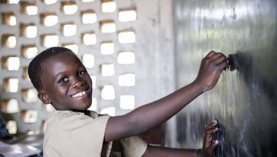 Jongen Burundi schoolbord schrijven recht op onderwijs War Child