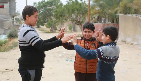 Rami met vrienden in de bezette Palestijnse gebieden_OPT_War Child in Gaza_190426