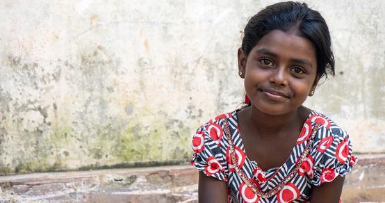 Sri Lankaans meisje portret voor een muur_War Child Sri Lanka_200223.jpg