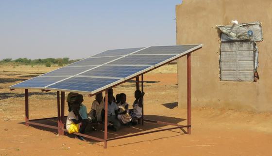 Soedan kinderen onder zonnepaneel Can't Wait to Learn_War Child Soedan_XXXXXX