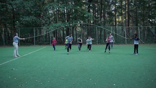 Vrijwilliger Nathalie begeleidt de TeamUp activiteiten voor gevluchte kinderen in een azc in Leersum Nederland_War Child_200810