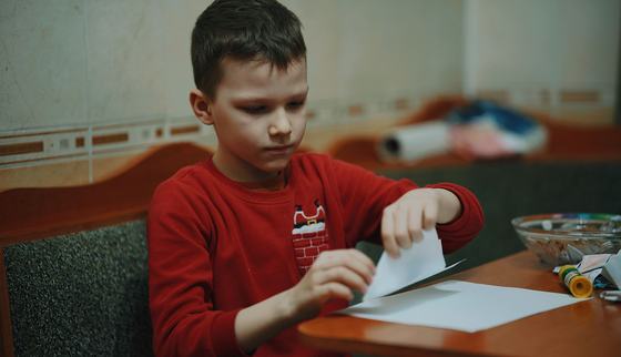 War-Child_Alex_refugee-from-Ukraine_paper-tanks_Moldova_4_220330