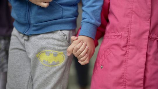 War-Child_Oekraïne_Veilige-Plek_Denys_hand-vast_231022