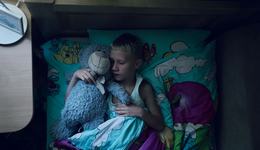 War-Child_Oekraïne_Veilige-Plek_Dmitry_in-bed_slapend_knuffel_231022
