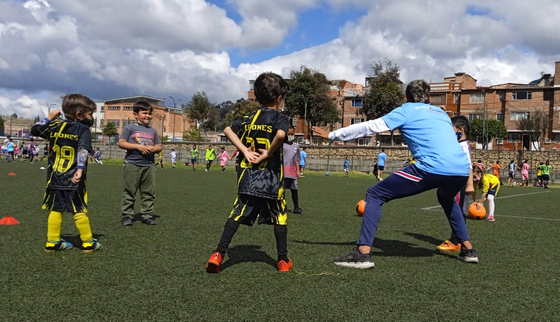 War-Child_Play it for live and future_KNVB Worldcoaches_Johan Neeskens_Colombia_220124