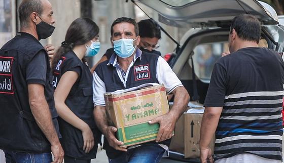 War Child distributing supplies to support the community_War Child Lebanon_200817