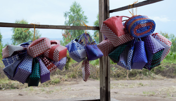 Woven bags_Burundian Edisa fled to DR Congo_vocational training programme_War Child Holland_DRC_210709
