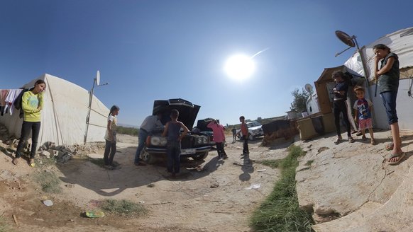 Picture of children outside in a refugee camp - War Child Holland