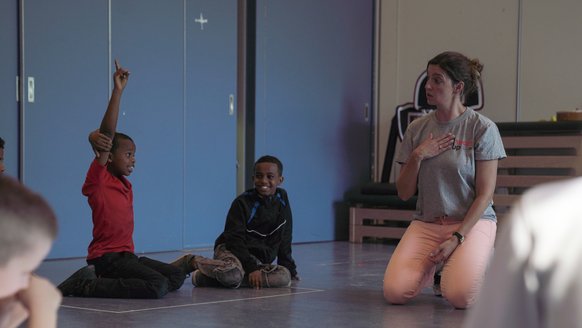 At the end of a TeamUp at School session teacher Cory asks the refugee children how they are doing, so they learn to recognize their emotions_War Child_2010XX