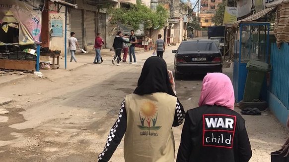 Distributing Food packages with local Lebanese youth volunteers_War Child_200506