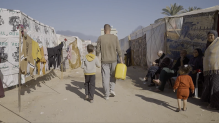 hundreds of thousands of people in Gaza live in tents after the Israeli ground offensive in 2023