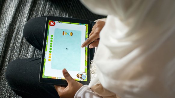 Girl in Lebanon learns through educational gaming technology Can't Wait to Learn_War Child_200802