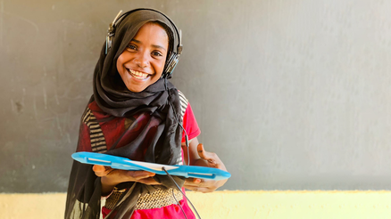 War Child_Can't Wait to Learn_lachend meisje met tablet_Soedan_Kassala_20809