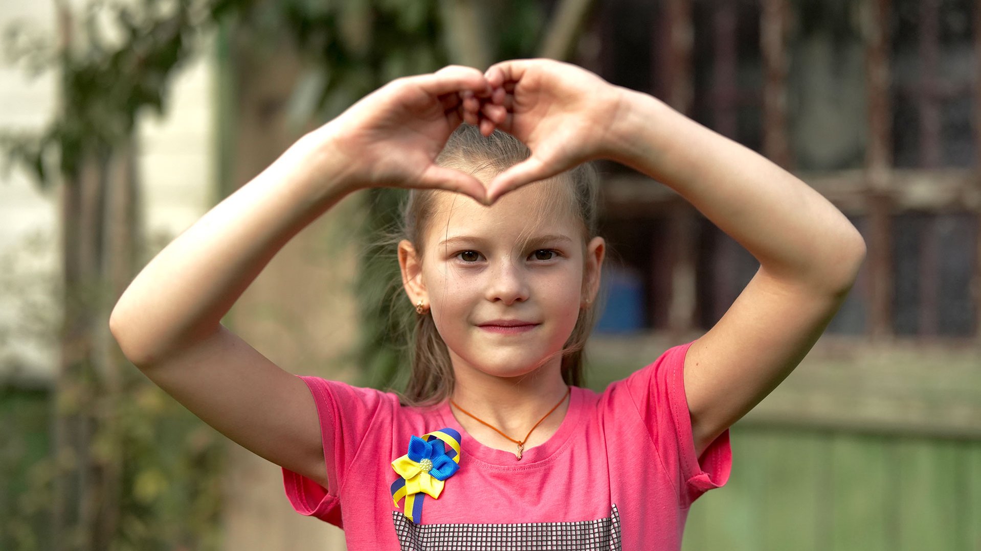 War-Child_Oekraïne_Veilige-Plek_Natalya_hartje-met-handen_231022