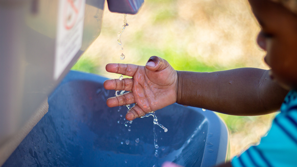 War Child coronavirus voorlichting kinderen oorlog - handen wassen_War Child Oeganda_20XXXX