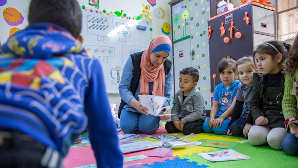 Woman researching intervention in Jordan with refugee children_War Child Jordan_180425