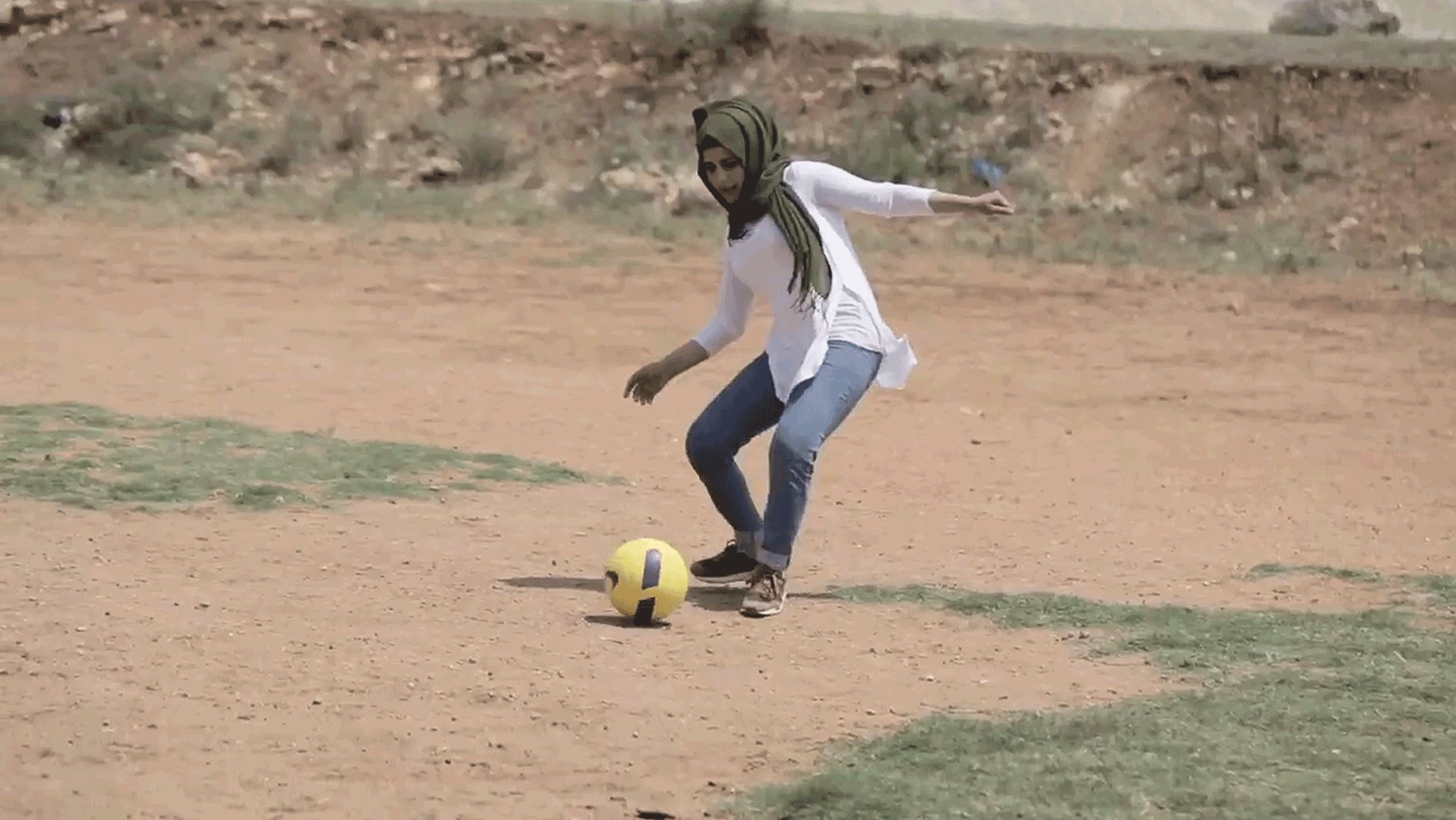 Voetballend meisje coacht kinderen in Libanon